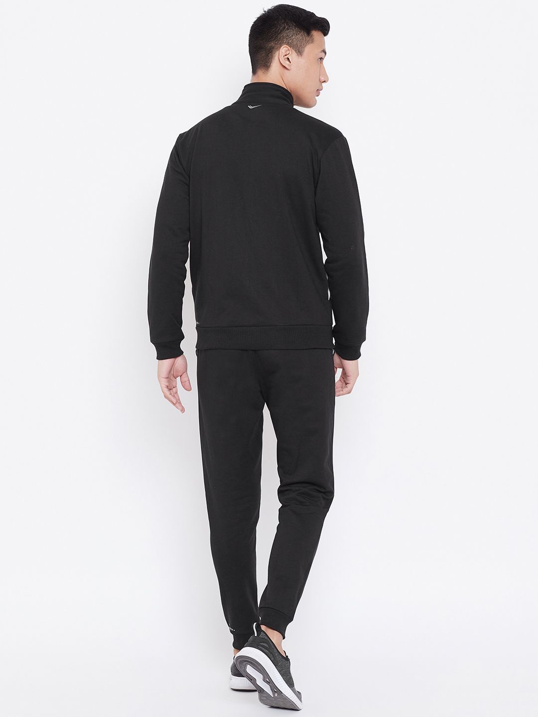 Yuuki Men Black Solid Tracksuit