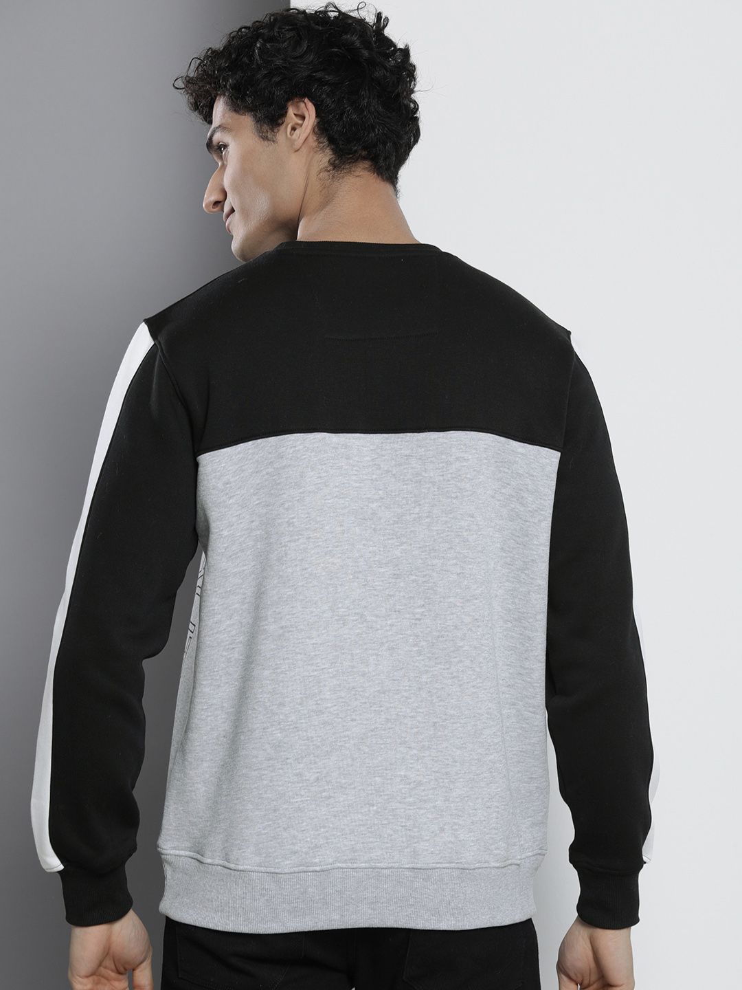  Nautica Men Colourblocked Round Neck Pullover Sweatshirt