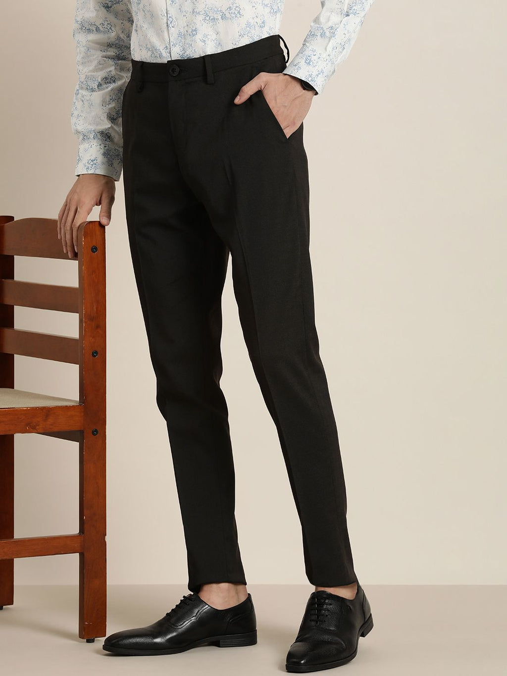  INVICTUS Men Solid Slim Fit Pleated Formal Trousers