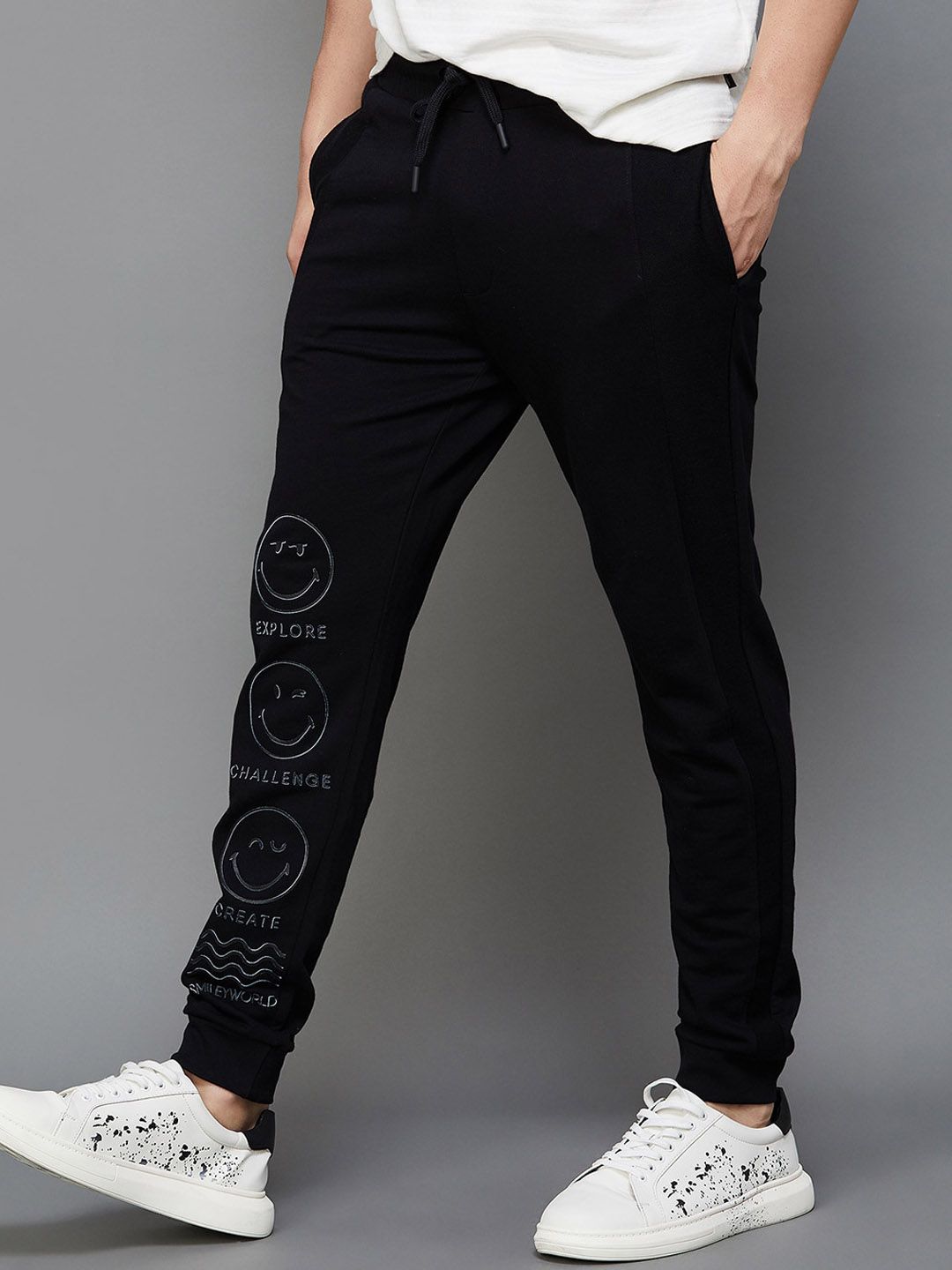  SmileyWorld Men Graphic Printed Mid-Rise Cotton Slim-Fit Joggers