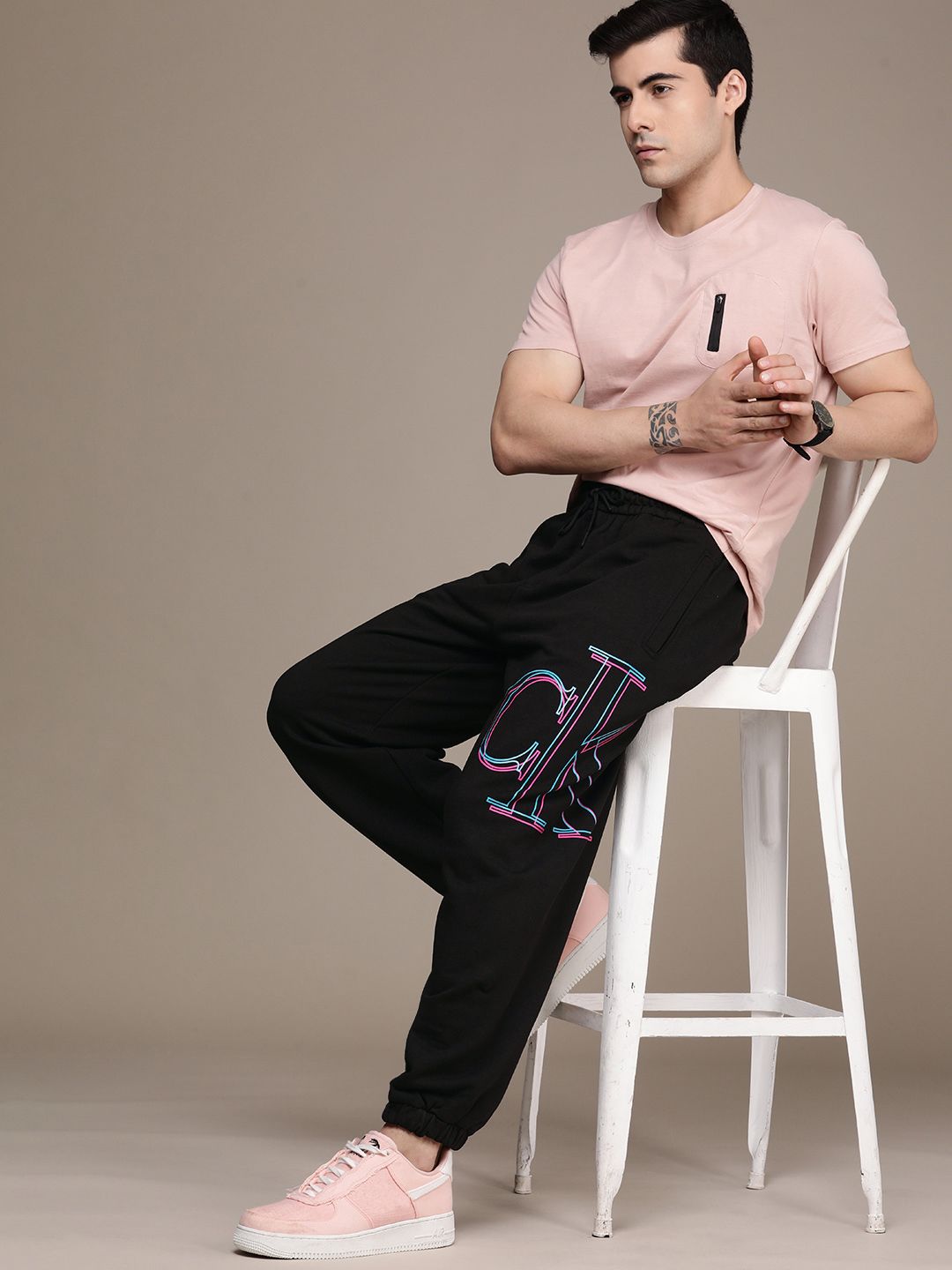  Calvin Klein Jeans Men Black Brand Logo Printed Relaxed Fit Pure Cotton Regular Joggers