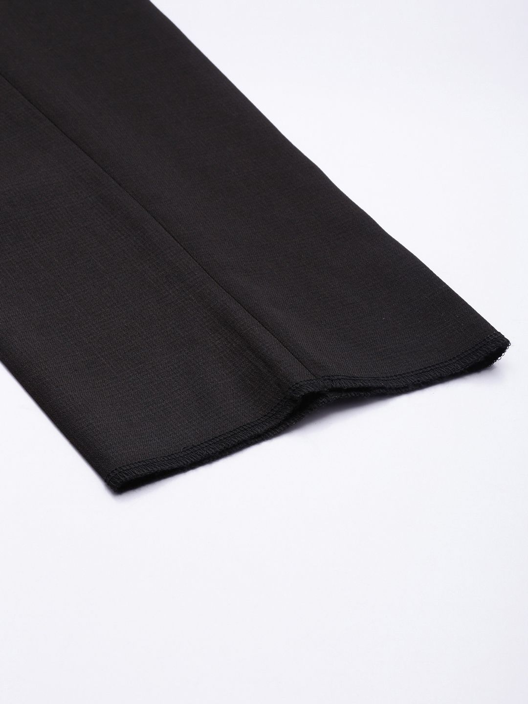  INVICTUS Men Solid Slim Fit Pleated Formal Trousers