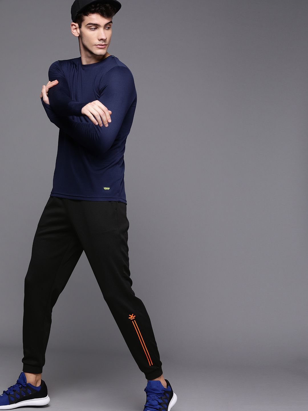  WROGN ACTIVE Men Black Regular Fit Self Design Cropped Joggers