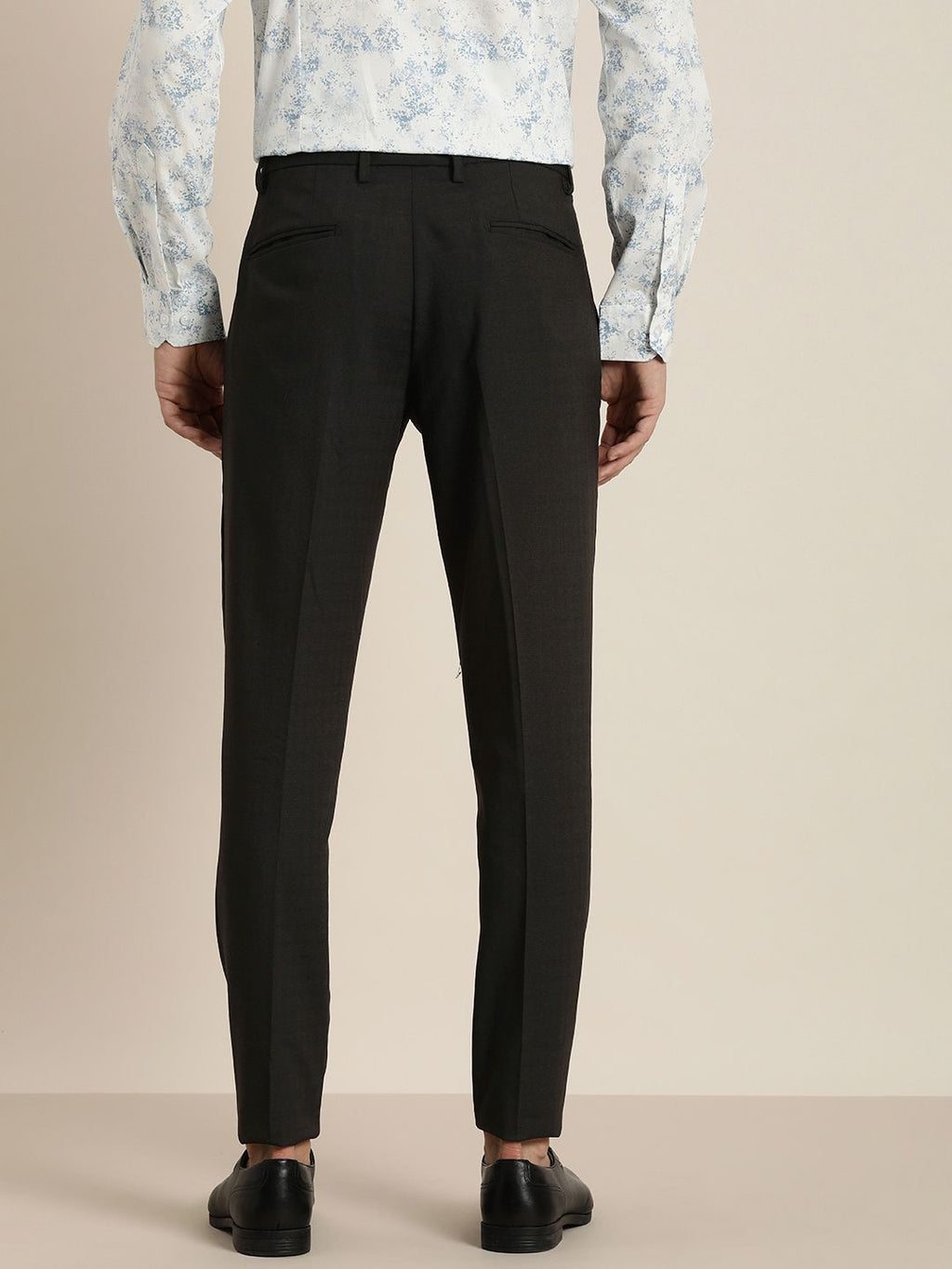  INVICTUS Men Solid Slim Fit Pleated Formal Trousers
