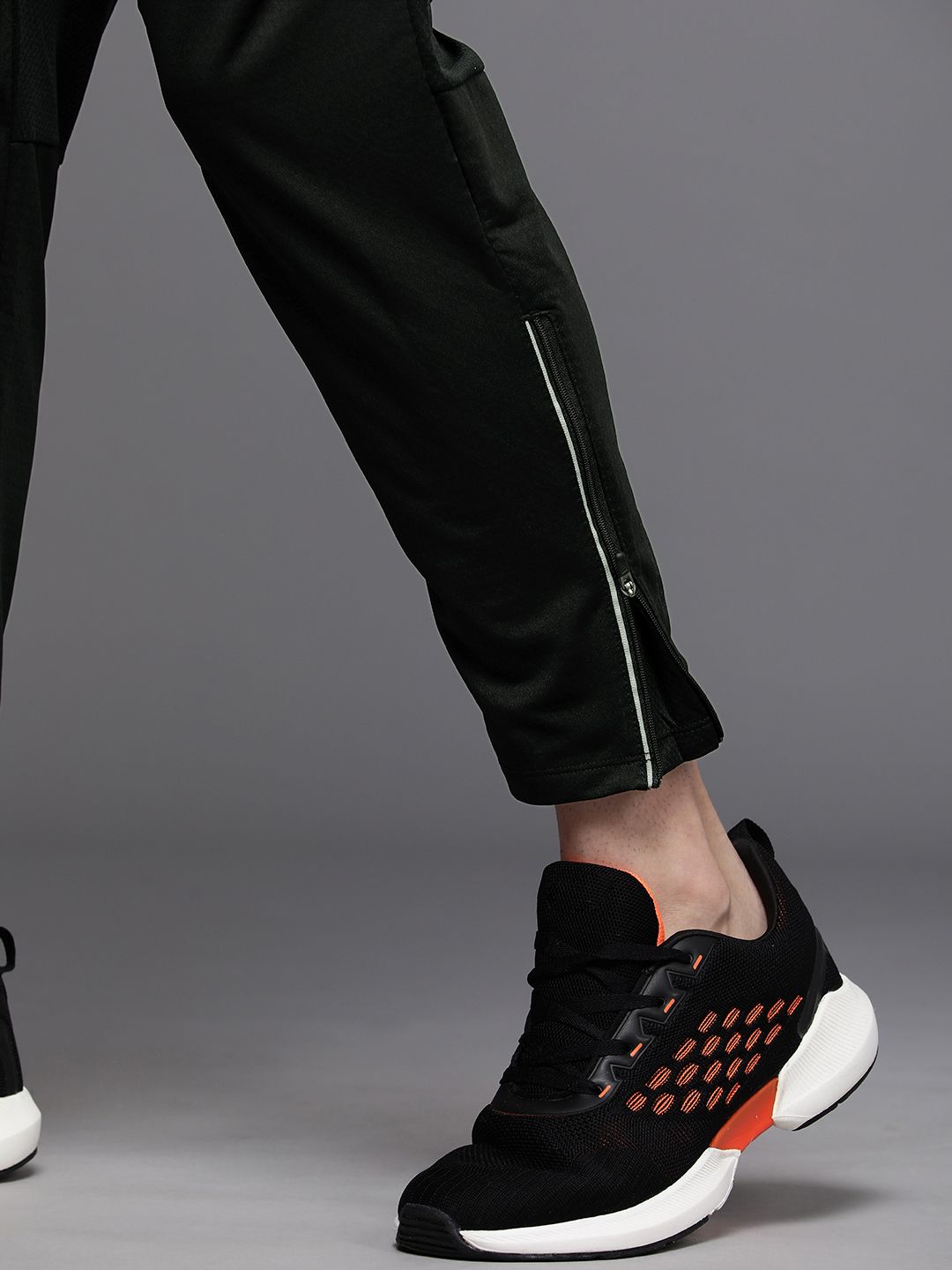  Nike Men Black Solid Dri-FIT Phenom Elite Knit Running Track Pants