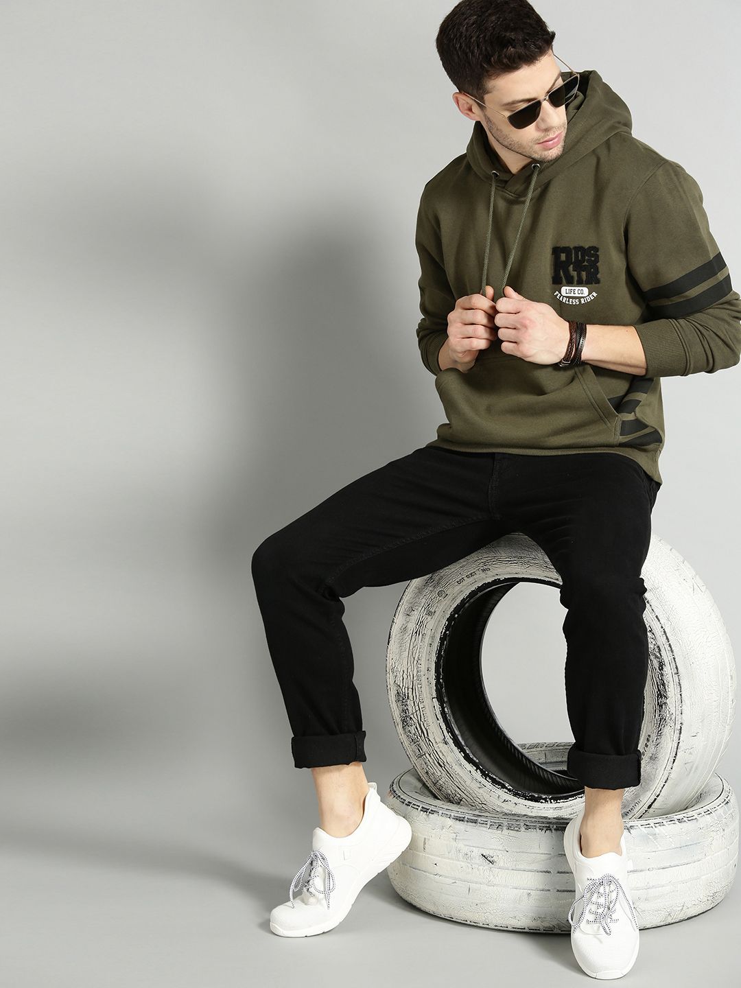  The Roadster Lifestyle Co Men Olive Green Solid Hooded Sweatshirt