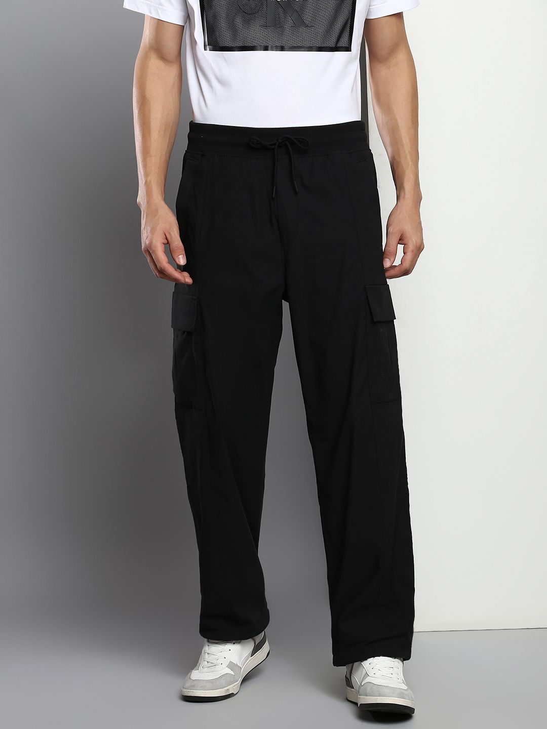  Calvin Klein Jeans Men Black Solid Institutional Stretch Mid-Rise Regular Cargo Joggers