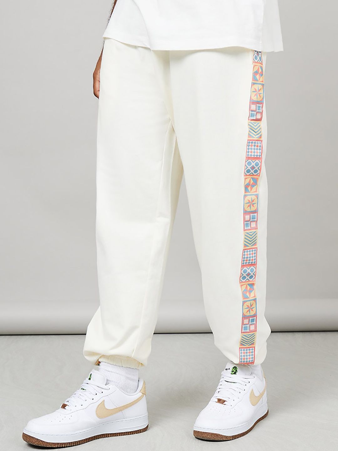  Styli Men Cream Side Printed Motif Relaxed Fit Cotton Joggers