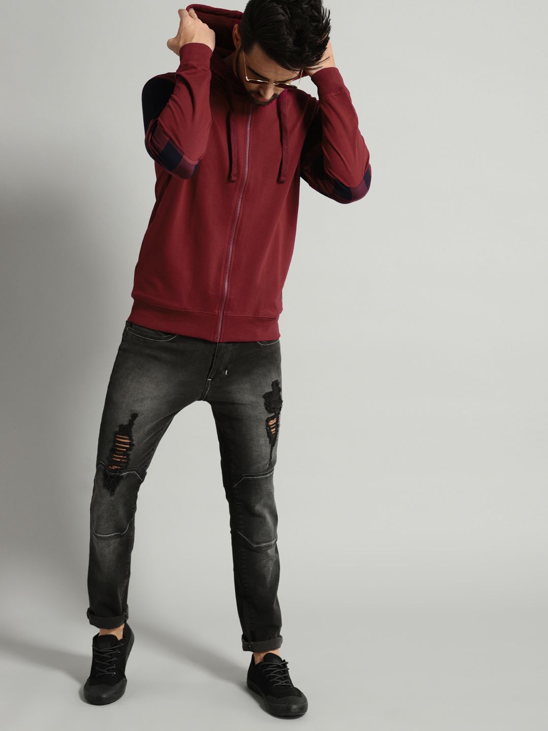  Roadster Men Maroon Solid Hooded Sweatshirt