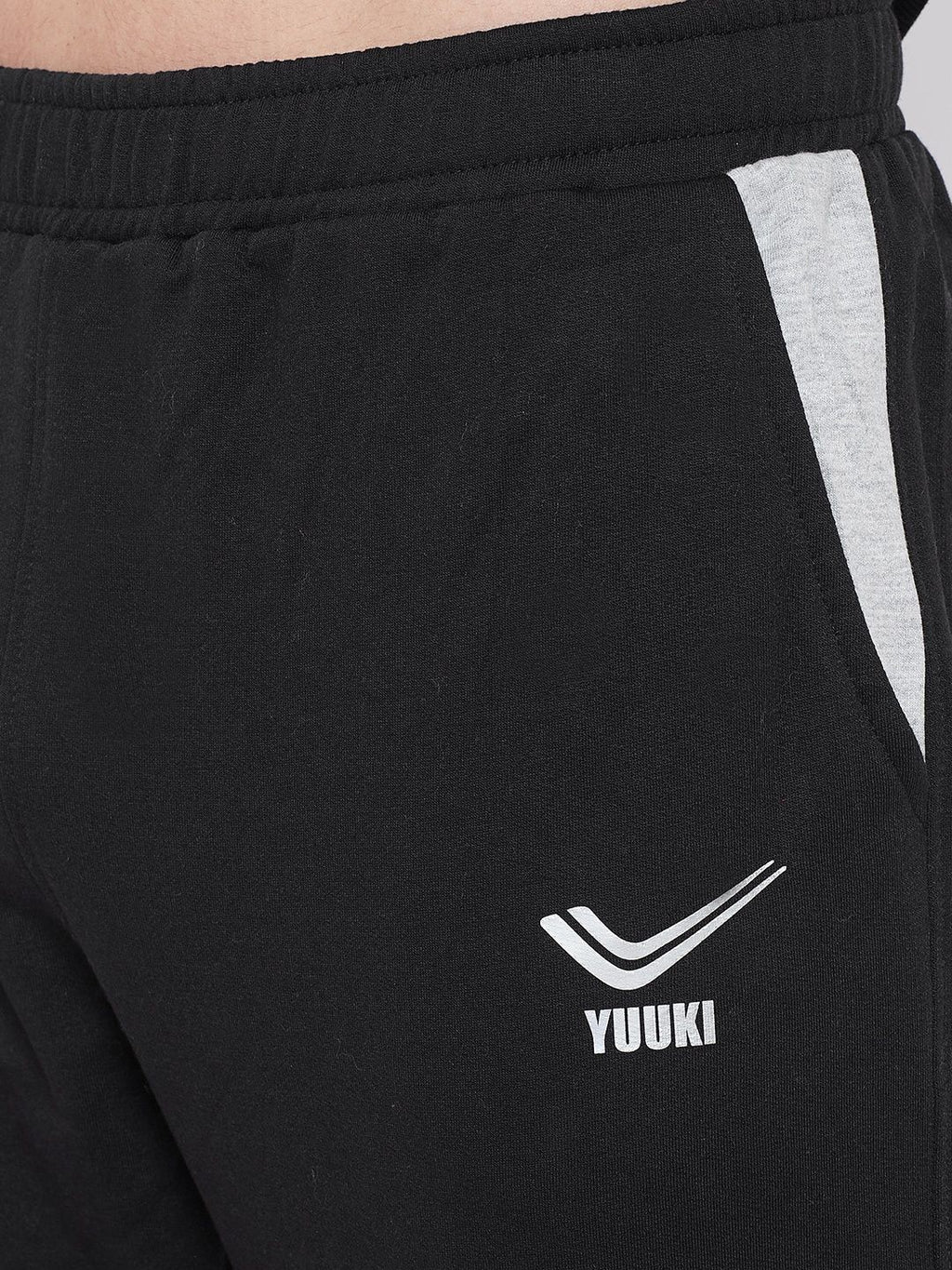  Yuuki Men Black Solid Tracksuit