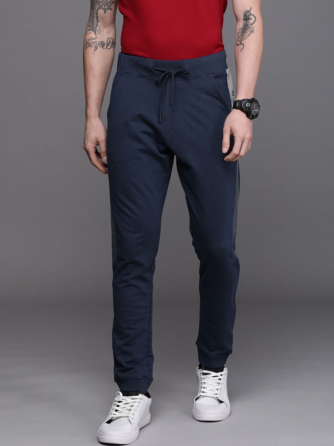  WROGN MEN NAVY BLUE PRINTED BRAND LOGO SLIM FIT PURE COTTON TRACK PANTS