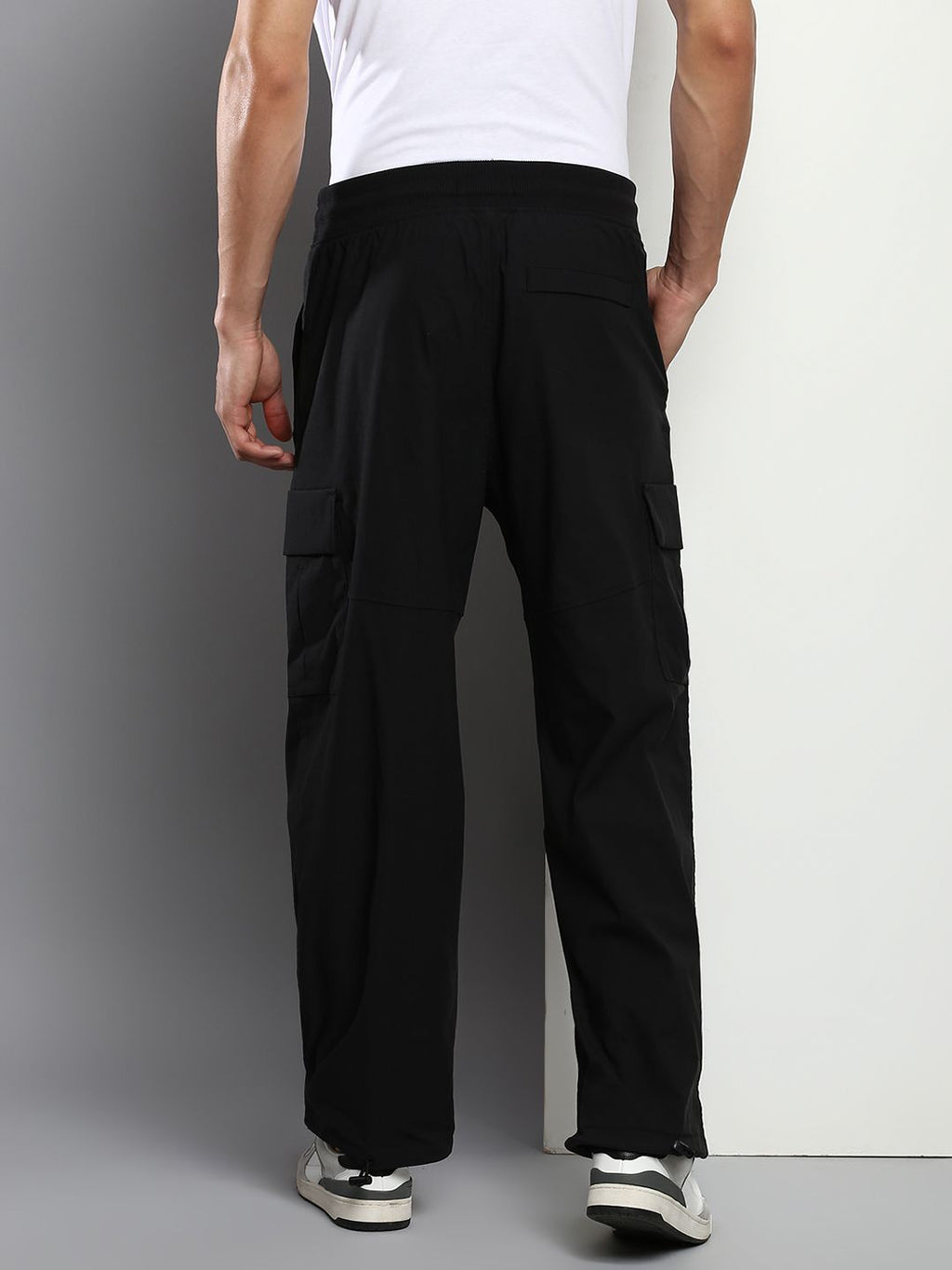 Calvin Klein Jeans Men Black Solid Institutional Stretch Mid-Rise Regular Cargo Joggers