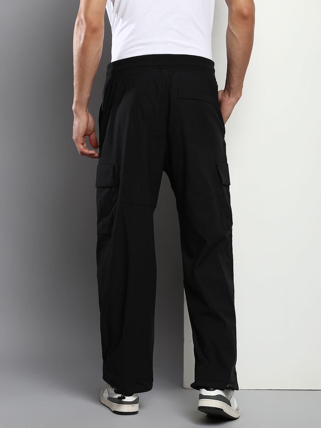  Calvin Klein Jeans Men Black Solid Institutional Stretch Mid-Rise Regular Cargo Joggers