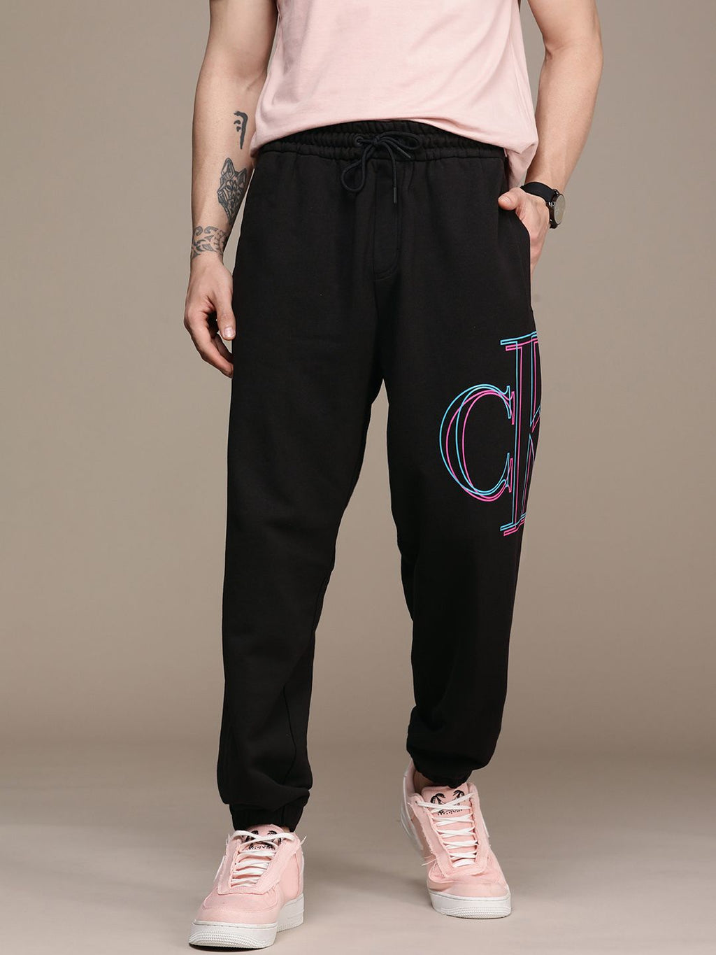  Calvin Klein Jeans Men Black Brand Logo Printed Relaxed Fit Pure Cotton Regular Joggers