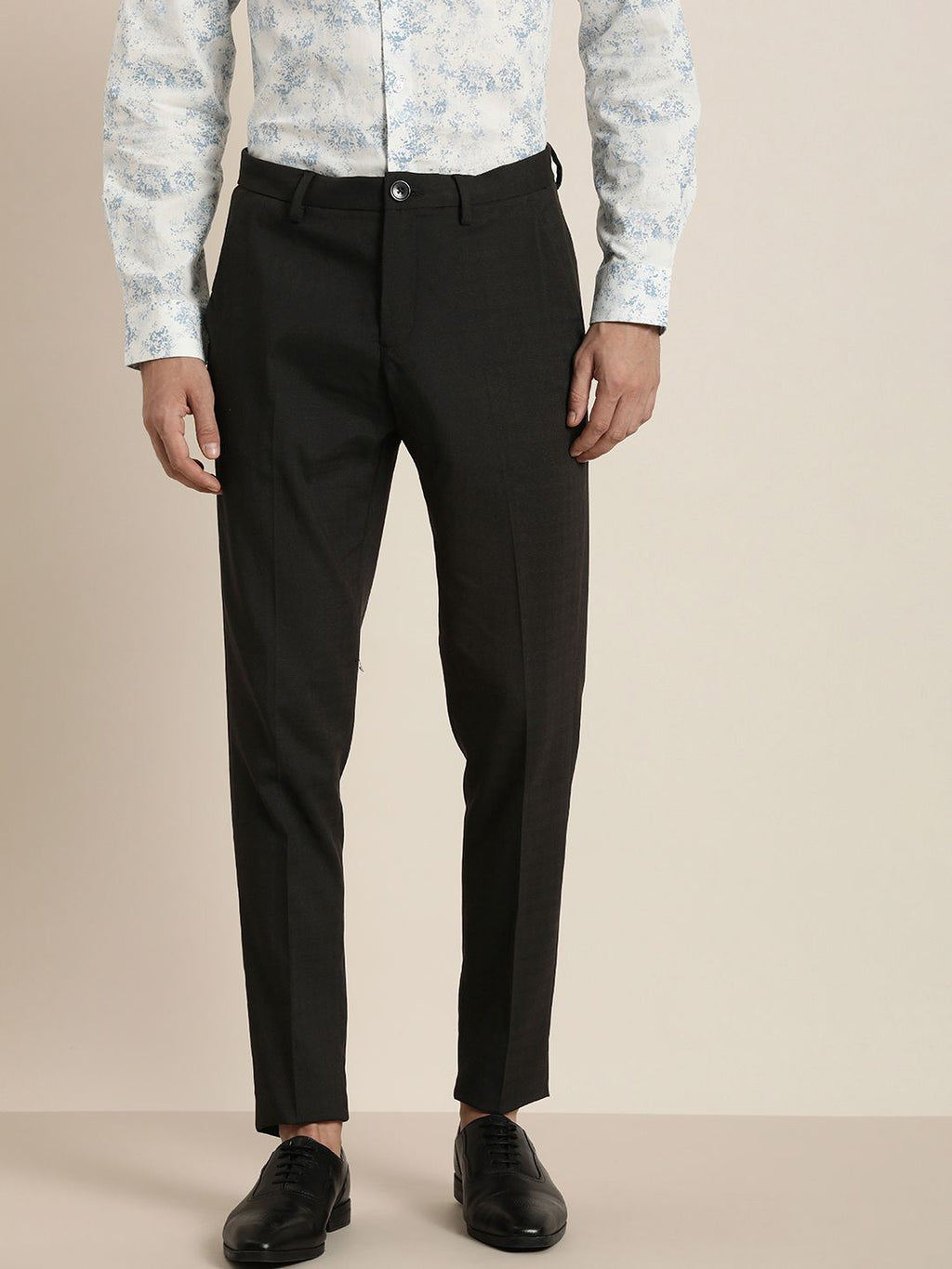  INVICTUS Men Solid Slim Fit Pleated Formal Trousers