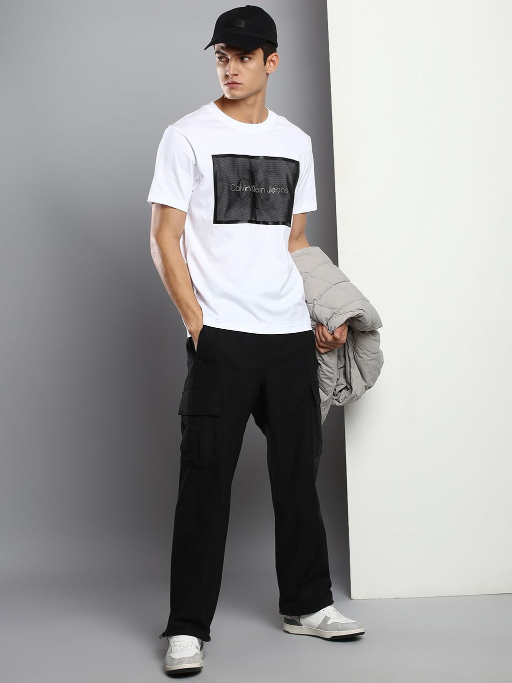  Calvin Klein Jeans Men Black Solid Institutional Stretch Mid-Rise Regular Cargo Joggers