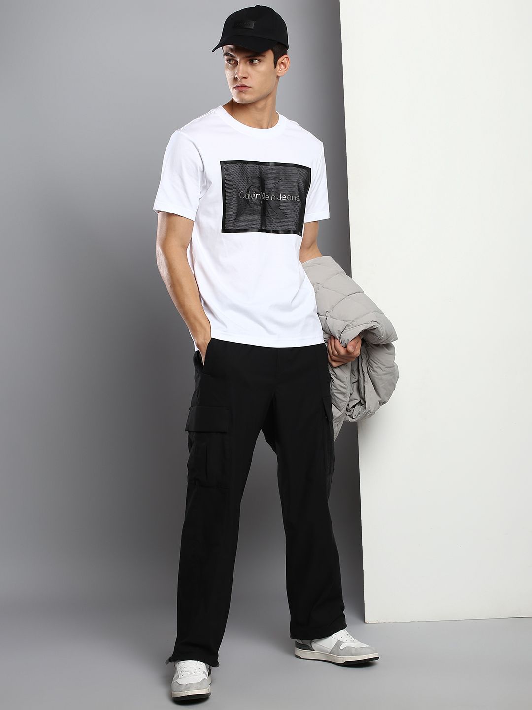  Calvin Klein Jeans Men Black Solid Institutional Stretch Mid-Rise Regular Cargo Joggers