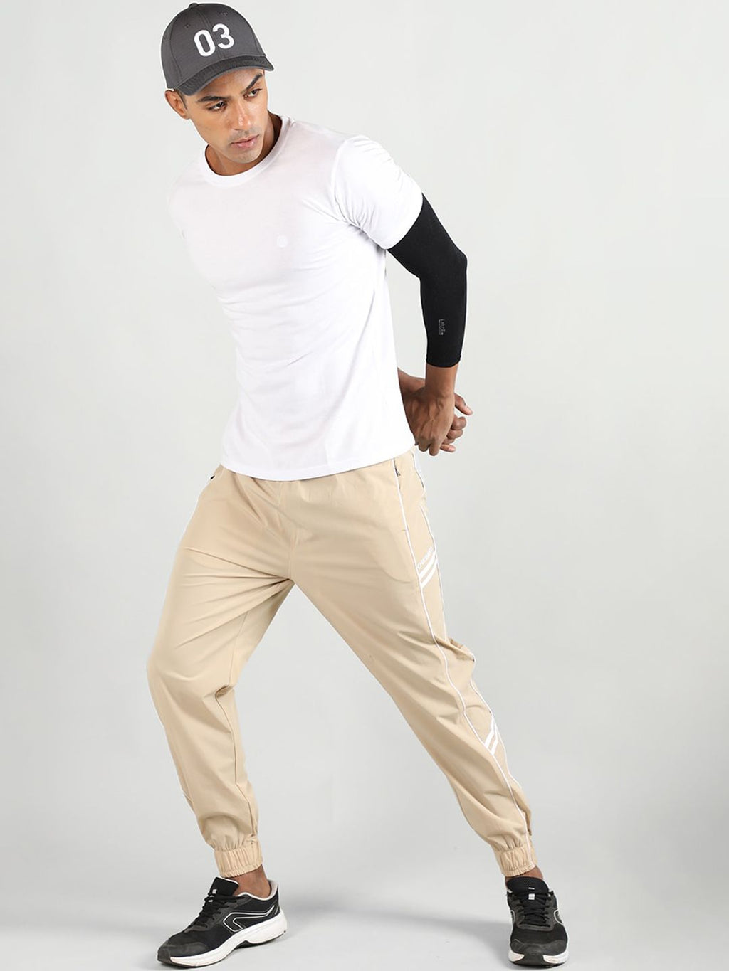  CHKOKKO Men Mid Rise Joggers
