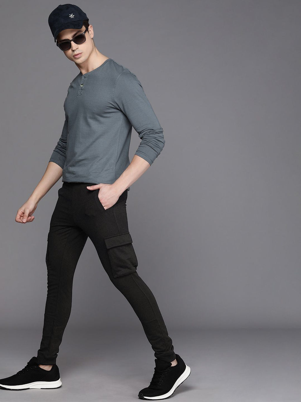  WROGN Men Solid Mid Rise Knitted Joggers With Pocket Detailing