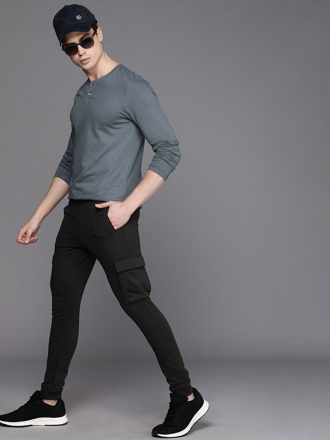  WROGN Men Solid Mid Rise Knitted Joggers With Pocket Detailing