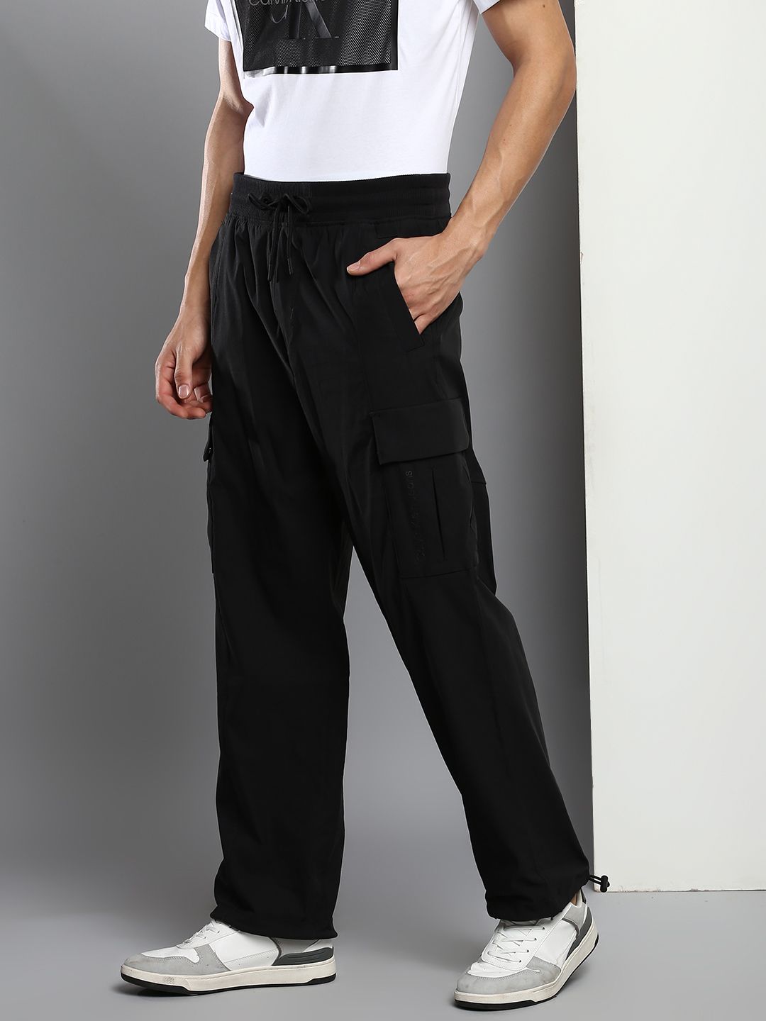 Calvin Klein Jeans Men Black Solid Institutional Stretch Mid-Rise Regular Cargo Joggers