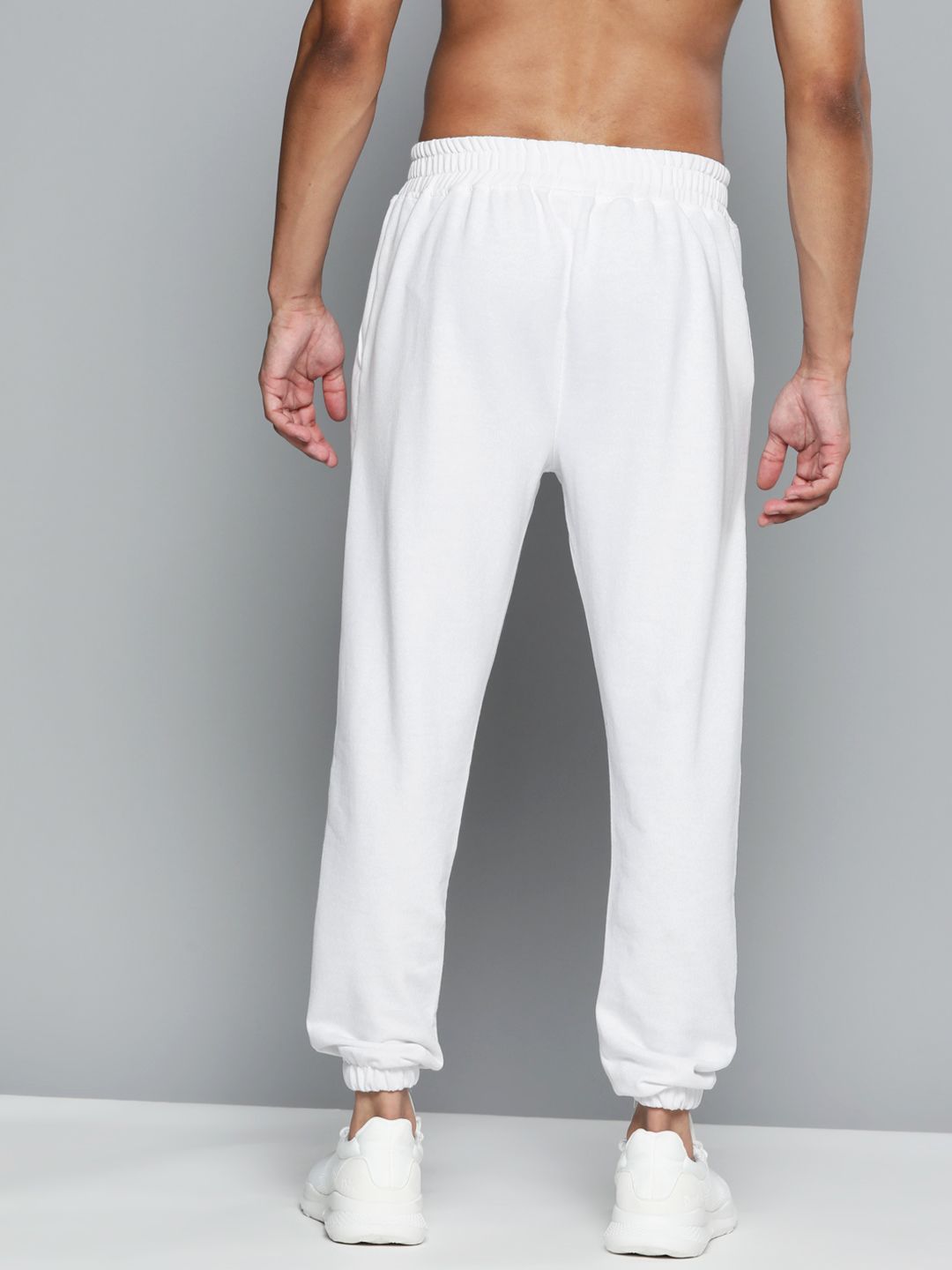  HRX By Hrithik Roshan Men Training Everglade Bio-Wash Brand Carrier Joggers