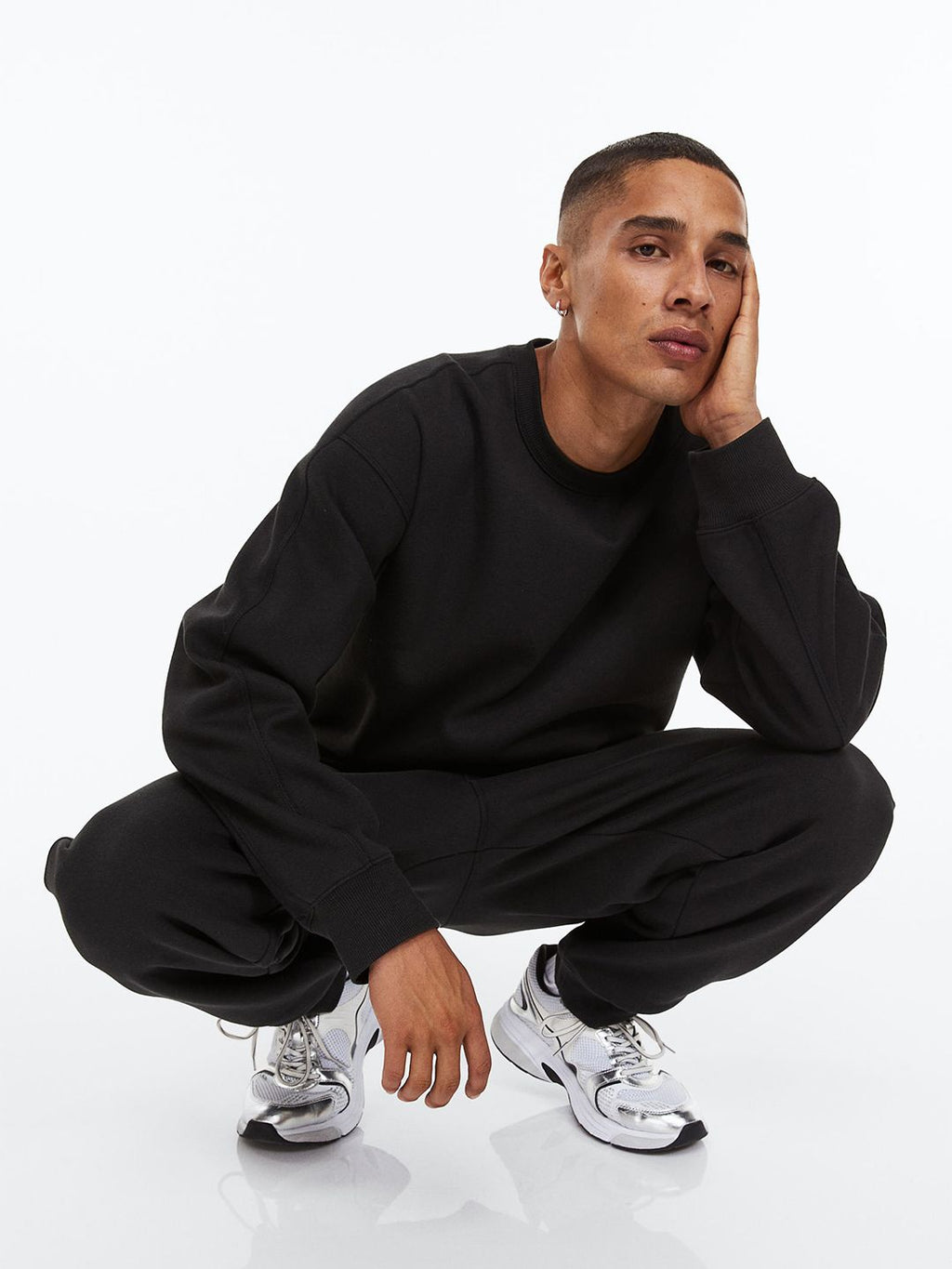  H&M Men Thermolite Relaxed Fit Sweatshirt