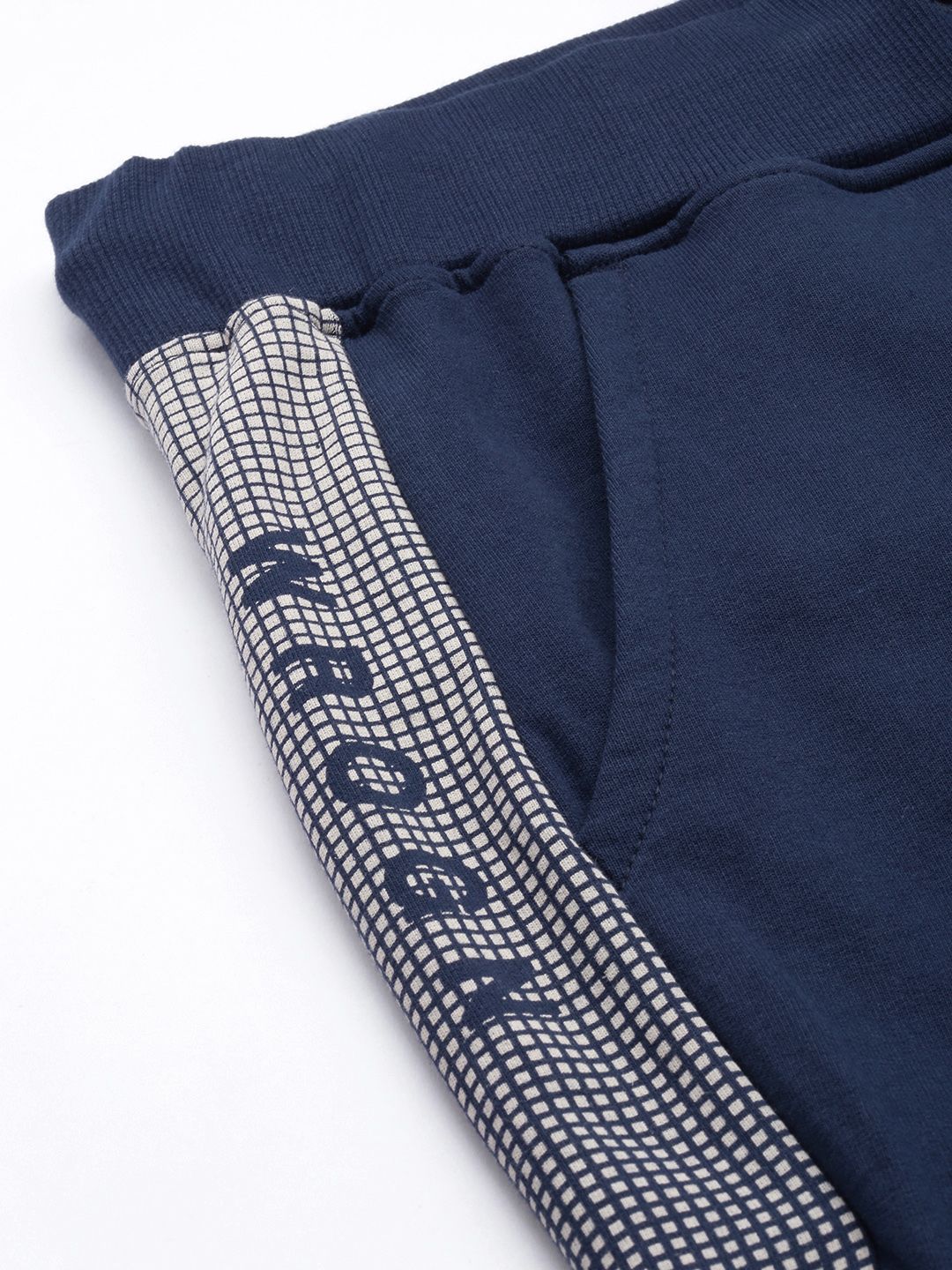 WROGN MEN NAVY BLUE PRINTED BRAND LOGO SLIM FIT PURE COTTON TRACK PANTS