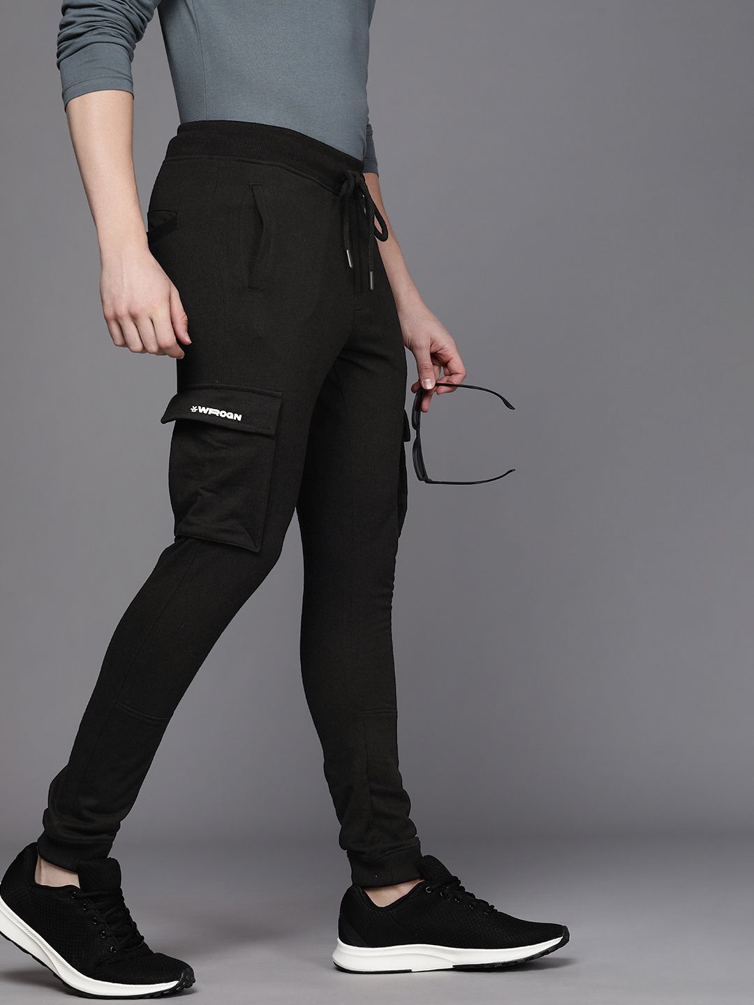  WROGN Men Solid Mid Rise Knitted Joggers With Pocket Detailing