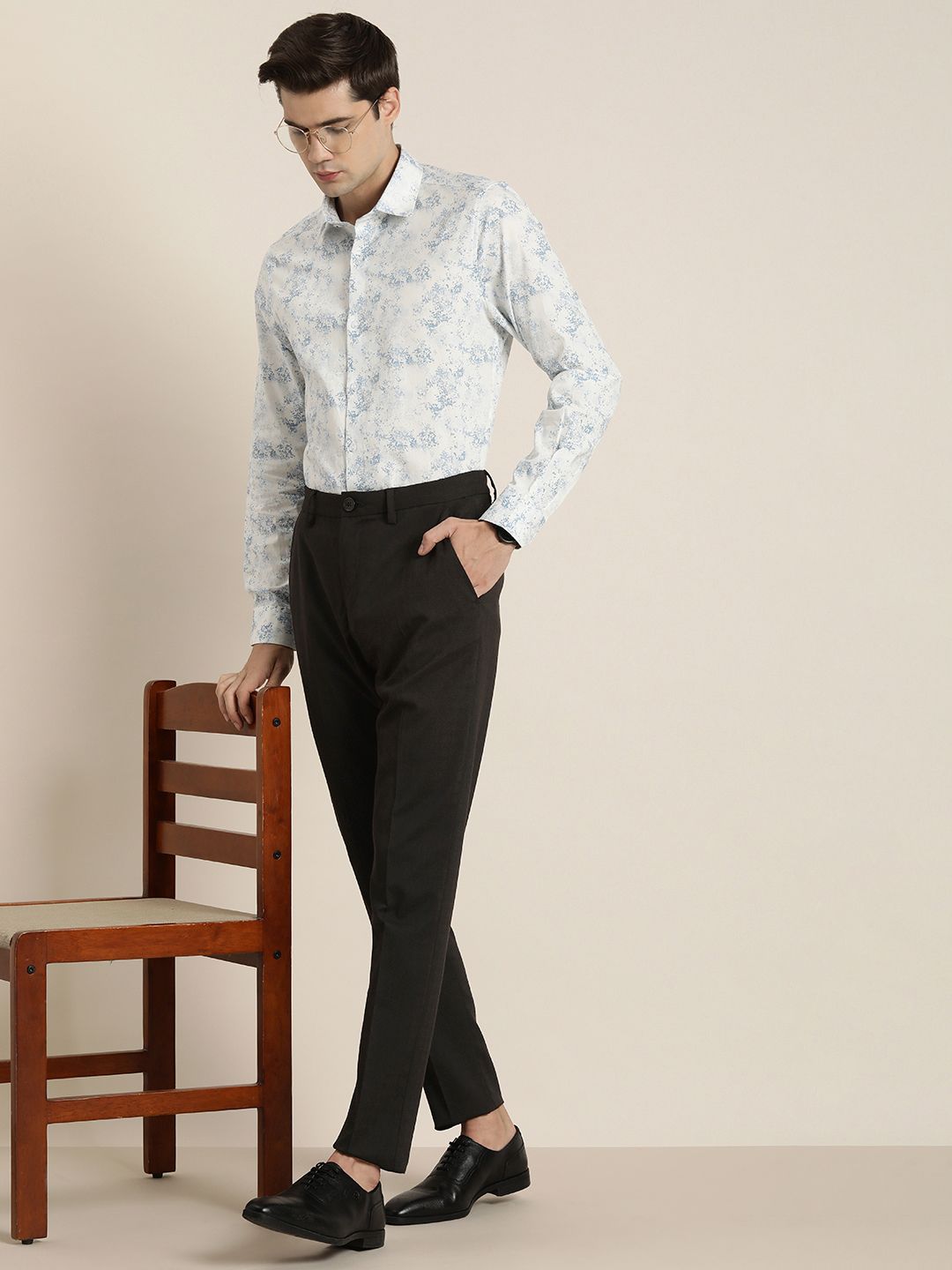  INVICTUS Men Solid Slim Fit Pleated Formal Trousers